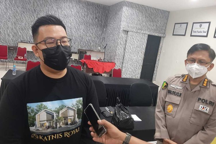 Uang senilai Rp 205 juta, hasil lelang salah satu rumah milik Hendri Saputra atau akrab dipanggil Alunk untuk penanganan Covid-19 telah diserahkan kepada Kepolisian Daerah Kalimantan Barat (Polda Kalbar). Uang bantuan tersebut diterima Kabid Dokkes Polda Kalbar Kombes Pol drg. Waloejo Noegroho, dan akan dipergunakan untuk memaksimalkan pelaksanaan vaksinasi massal.