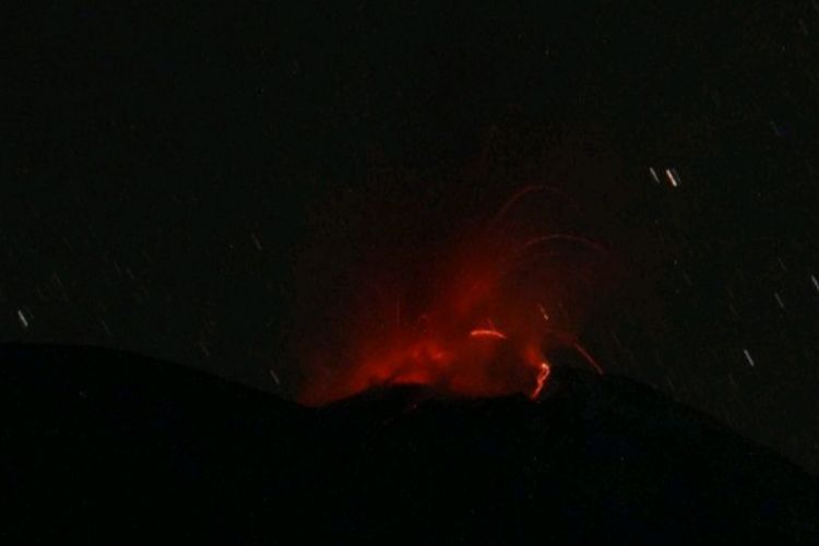 Foto: Gunung api Ile Lewotolok, Kabupaten Lembata, NTT, meletus, Selasa (5/4/2022). 