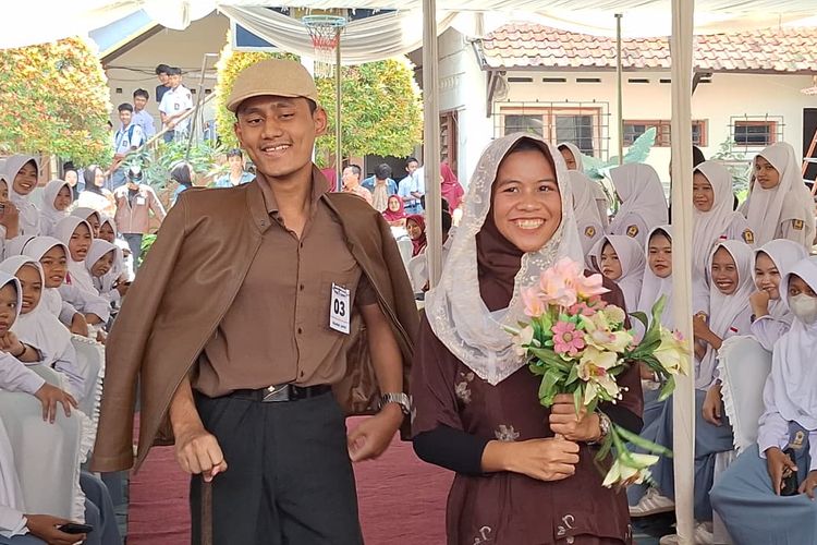 Serunya Siswa SMUHI Pekajangan Bergaya 1970-an di Catwalk