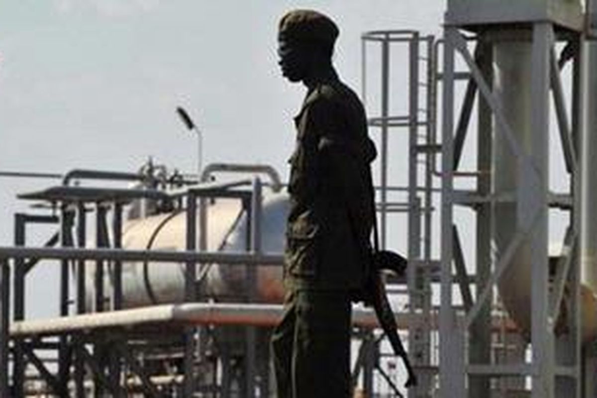 Penghentian produksi minyak akibat perselisihan pembayaran memukul ekonomi Sudan Selatan dan Sudan. 