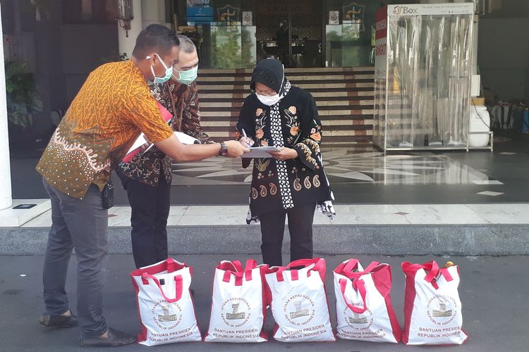 Wali Kota Surabaya Tri Rismaharini  menerima bantuan paket sembako dari Presiden Joko Widodo melalui Kementerian Sekretariat Negara. Bantuan berupa 10.000 paket sembako itu diterima Risma di Halaman Balai Kota Surabaya, Kamis (30/4/2020).