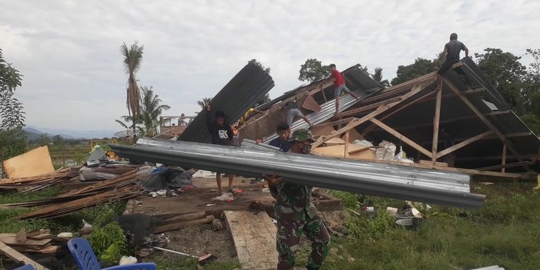 Warga korban bencana puting beliung di Desa Lengkong mulai benahi rumah dengan memungut sisa puing yang masih dapat digunakan, M