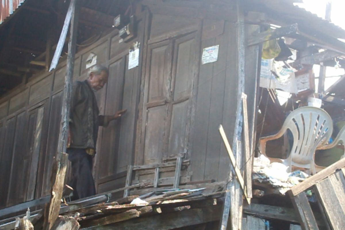 ILustrasi: Potret Kemiskinan, Kakek Hamid di Kabupaten Barru Hidup di Rumah Reok Yang Porak Poranda Sebatang Kara