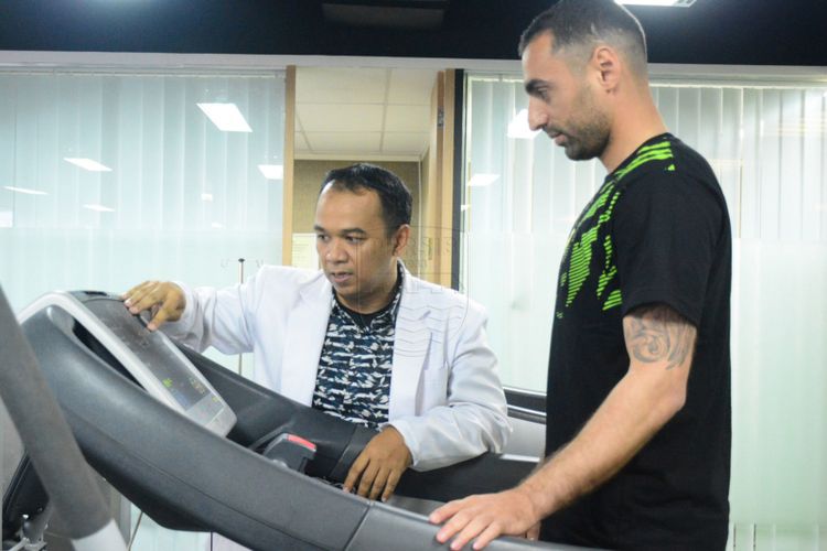 Pemain baru Persib Artur Gevorkyan saat menjalani tes medis di Indonesia Sport Medicine Center (ISMC), kawasan Kemang, Jakarta Selatan, Selasa 16 April 2019 lalu.