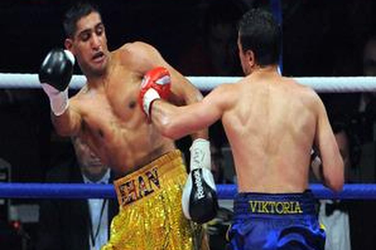 Amir Khan (kiri) saat menghadapi  Andreas Kotelnik.