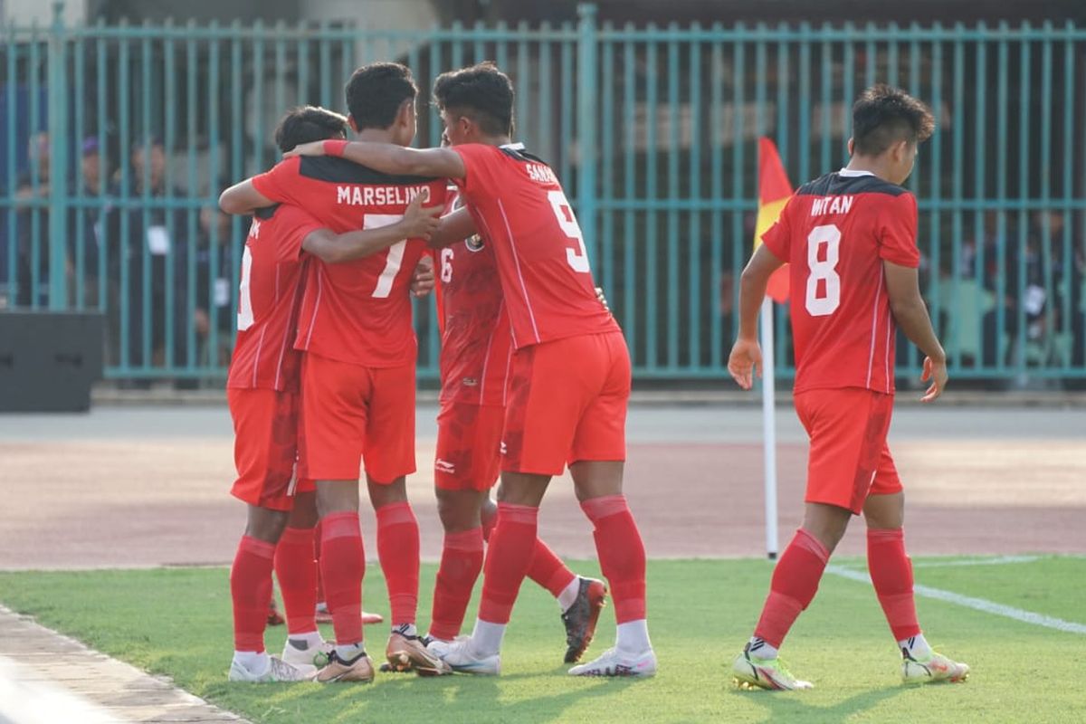 Pemain timnas U22 Indonesia, Marselino Ferdinan, ketika berselebrasi bersama rekan setimnya seusai mencetak gol ke gawang Filipina dalam fase Grup A SEA Games 2023 di Stadion Nasional Morodok Techo pada Sabtu (29/4/2023). Indonesia masih menguasai posisi puncak klasemen sepak bola SEA Games 2023 Grup A menjelang laga kontra Timor Leste.