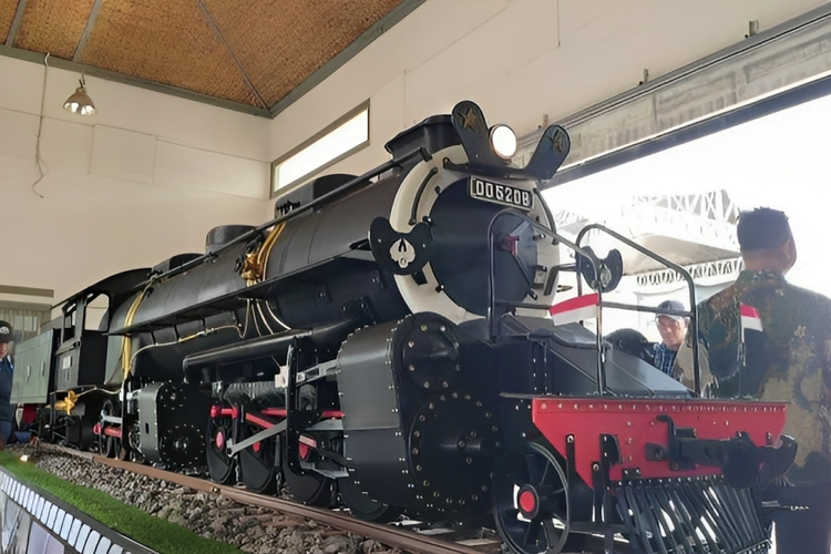 Miniatur tiga dimensi lokomotif uap DD5208 atau atau dikenal dengan sebutan kereta Si Gombar akhirnya pulang kampung, Jumat (15/15/2023), dan bisa disaksikan langsung oleh masyarakat di Stasiun Garut.