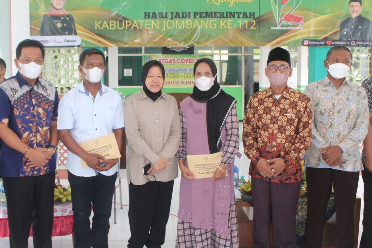 Menteri Sosial Tri Rismaharini, saat menyerahkan santunan kepada ahli waris korban Tragedi Kanjuruhan, di Kantor Kecamatan Ngusikan, Kabupaten Jombang, Jawa Timur, Sabtu (15/10/2022).