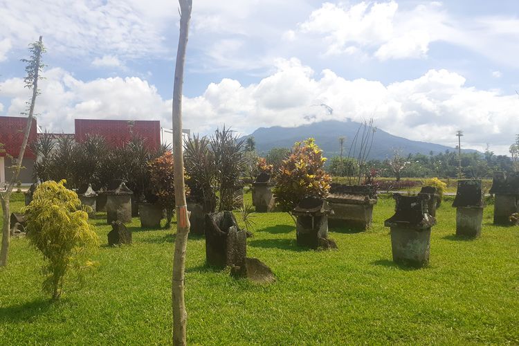 Makam Kuno Waruga di Bendungan Kuwil Kawangkoan, Kabupaten Minahasa Utara, Sulawesi Utara