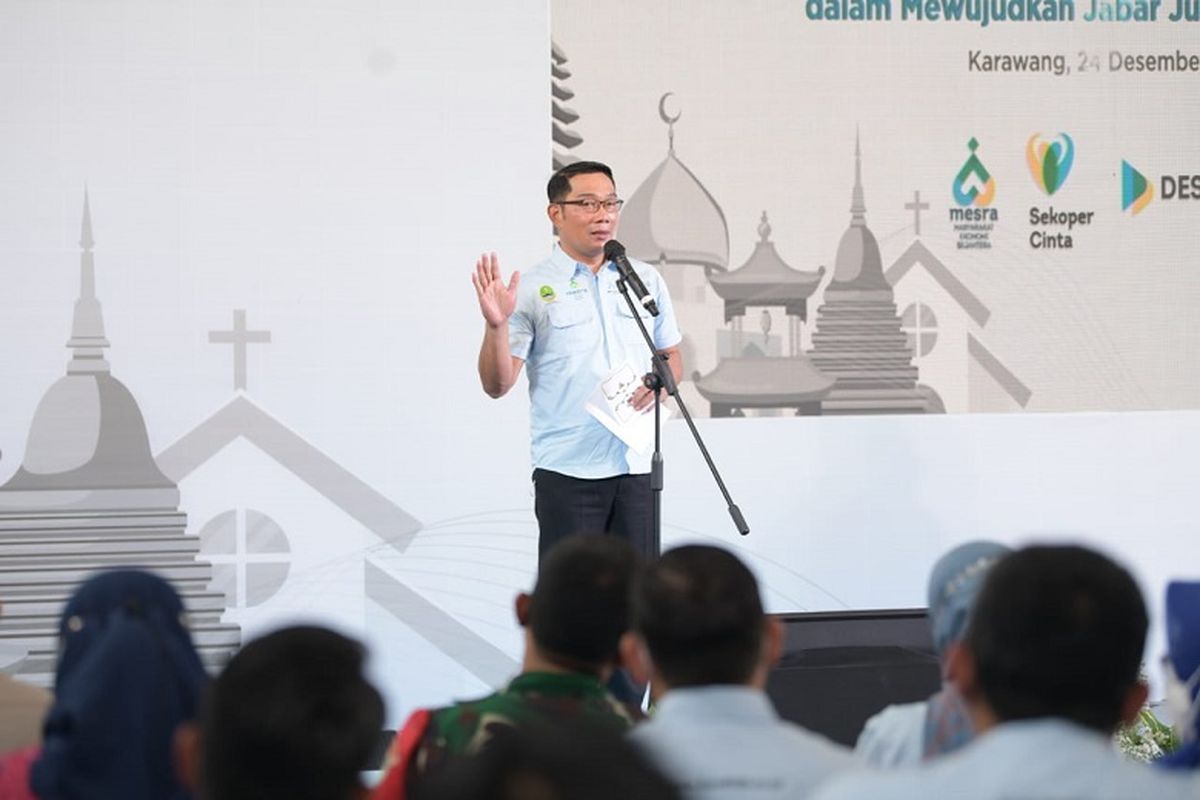 Gubernur Jabar Ridwan Kamil saat menghadiri acara Keberagaman di Era Globalisasi untuk Mewujudkan Jabar Juara Lahir Batin di Area Gereja Immanuel, Kabupaten Karawang, Jumat (24/12/2021). 