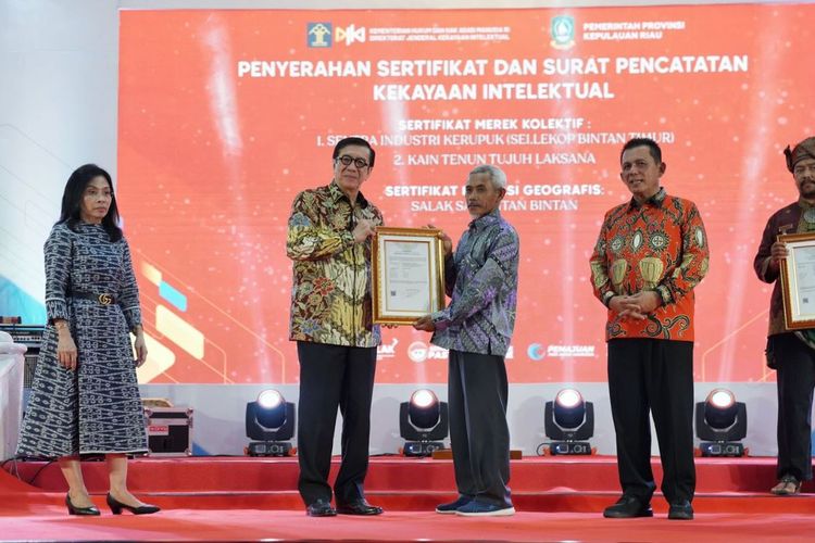 Suparno dan istri, pemilik perkebunan salak Sari Intan Bintan di Kepulauan Riau.