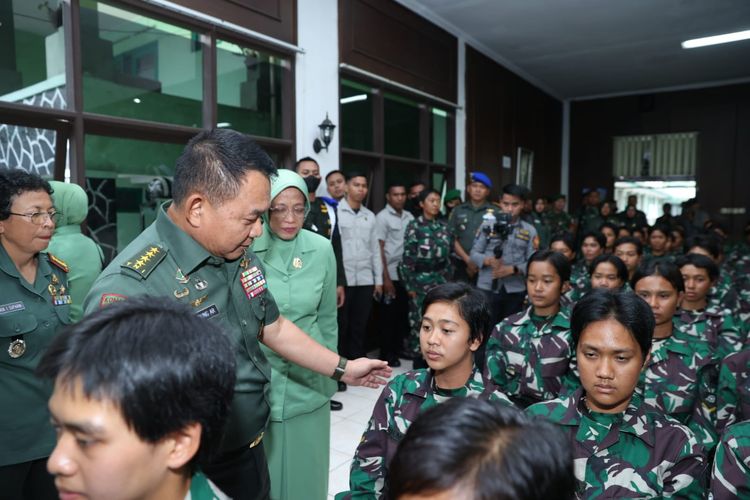 Kepala Staf Angkatan Darat (KSAD) Jenderal Dudung Abdurachman saat melakukan kunjungan untuk mengecek kondisi 170 prajurit siswa di Pusat Pendidikan Kowad, Bandung Barat, Jawa Barat, Rabu (28/9/2022).