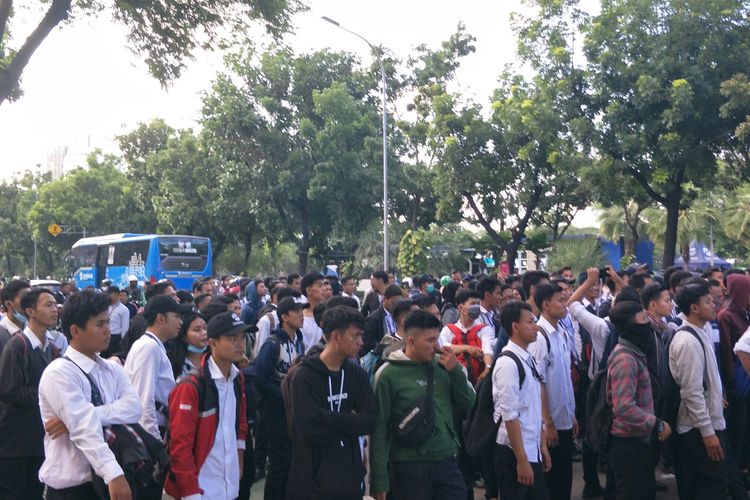 Sejumlah pegawai magang PT Transportasi Jakarta (Transjakarta) berdemo di depan Balai Kota DKI Jakarta, Jalan Medan Merdeka Selatan, Jakarta Pusat, Senin (30/12/2019).