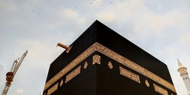 5 Ibadah dan Aktivitas Selain Shalat yang Berkaitan dengan Arah Kiblat