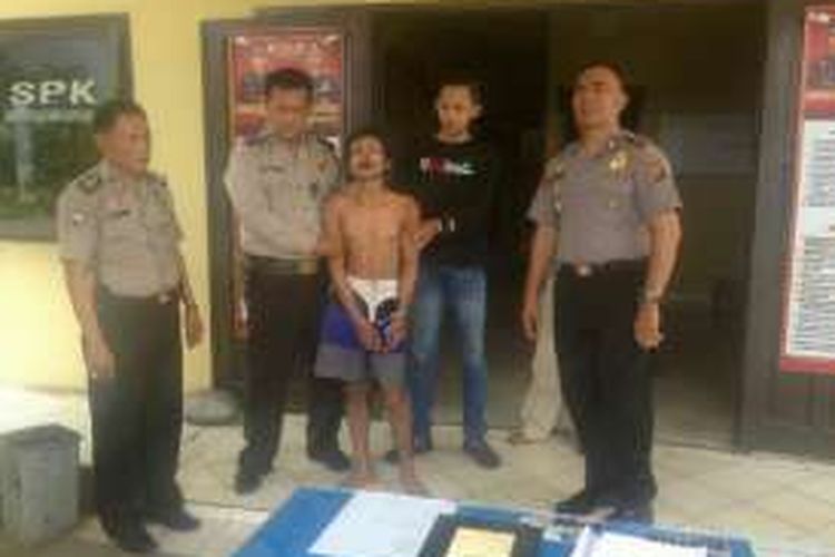 Miswanderi (tidak berbaju) dibawa ke Mapolsek Rambang Kapak Tengah usai ditangkap di rumahbya saat tengah tidur