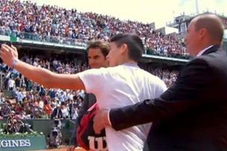 Roger Federer saat kejadian seorang remaja menerobos kemanan masuk ke lapangan di Perancis Terbuka 2015.