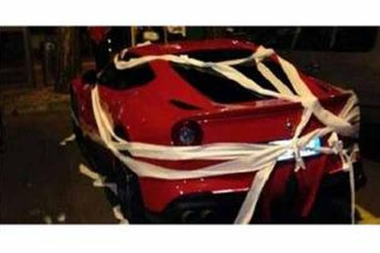 Mobil Ferrari milik Mario Balotelli, yang dililit dengan tisu toilet oleh para penggemarnya yang kecewa karena tak mendapatkan tanda tangan serta foto sang striker.