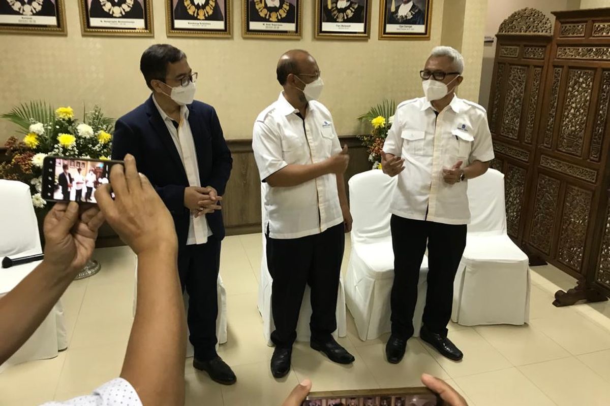 Rektor UT Prof. Ojat Darojat (tengah) didampingi Ketua Senat UT Prof. Hanif Nurcholis (kanan) setelah memberikan penjelasan kepada media terkait rencana UT menjadi PTN-BH di kampus UT, Tangerang Selatan (11/5/2021).
