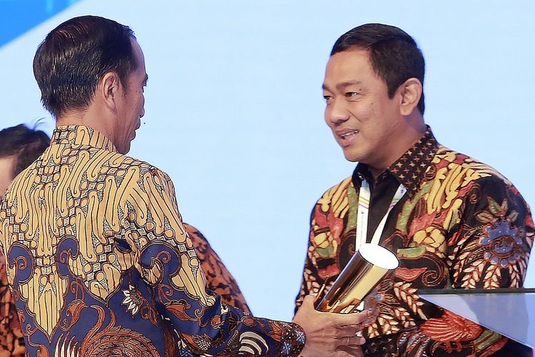 Presiden Joko Widodo menyerahkan penghargaan kepada Wali Kota Semarang Hendrar Prihadi karena kota yang dipimpinnya menjadi Kota Terbaik di Indonsia dalam ajang Penghargaan Pembangunan Daerah 2019, di Hotel Shangrila, Jakarta, Kamis (9/5/2019). 