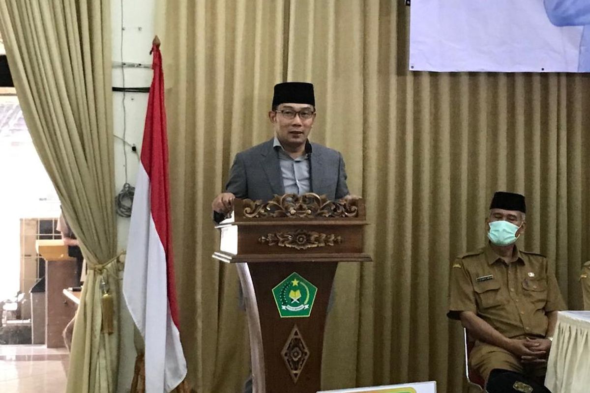 Gubernur Jawa Barat Ridwan Kamil dalam sambutannya saat menerima 413 jemaah calon haji kloter 34 dari tiga wilayah di Jawa Barat, Senin (27/6/2022). Dalam sambutannya itu, Ridwan Kamil ingin memastikan bahwa jemaah calon haji yang berasal dari wilayahnya dapat menjalankan ibadah dengan baik.