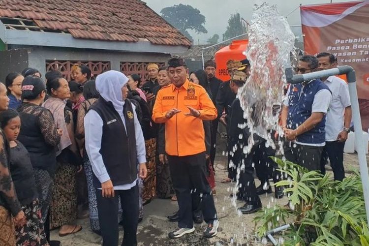 Khofifah dan Ugas saat meninjau perbaikan pipa air bersih di Bromo, Kabupaten Probolinggo, Jawa Timur. 