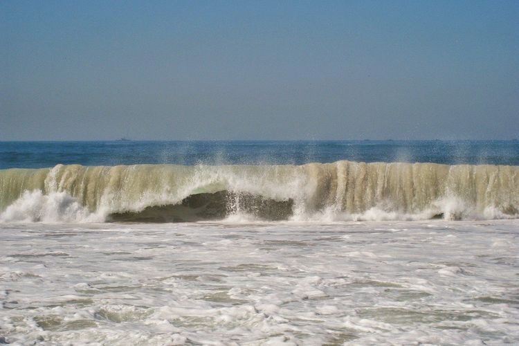 Ilustrasi gelombang tinggi.