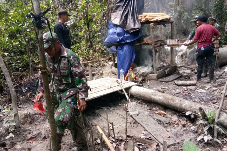 Personel TNI - Polri saat menemukan salah satu pabrik pembuatan minuman keras lokal di dalam hutan Kampung Muare, Sabtu (29/12/2018)