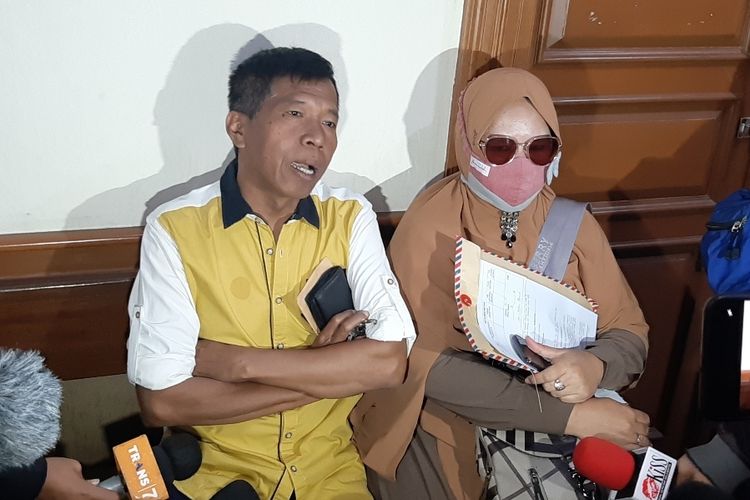 Kiwil dan Rohimah saat menghadiri sidang perdana perceraian mereka di PA Jaksel, Rabu (20/1/2021)