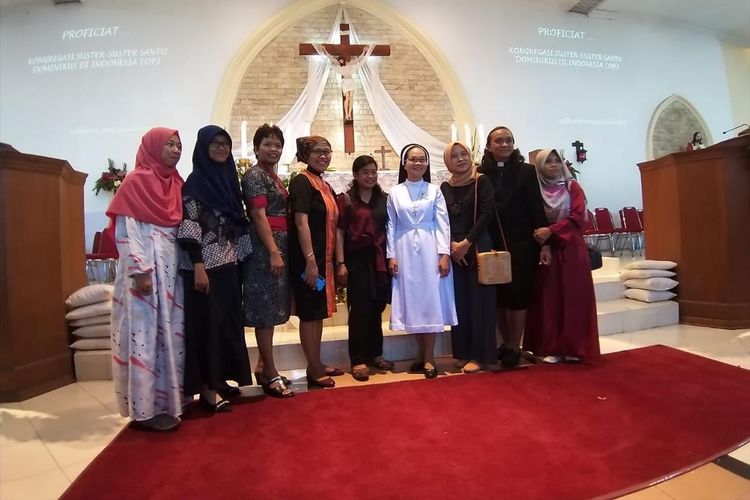 Suster .M.Andrea Desi dari kongregasi Ordo Pewarta (OP) saat berfoto bersama teman-teman lintas iman usai kaul kekal 