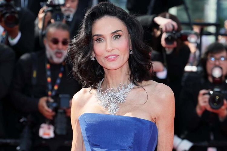 Tangkapan layar akun Instagram Harper's Bazaar @harperbazaarus. Demi Moore mencuri perhatian di Cannes 2026 setelah tampil dengan gaya rambut pendek keriting yang berbeda dari penampilan ikoniknya selama ini.