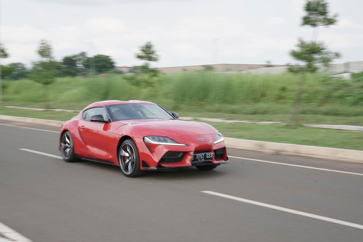 Desain dinamis Toyota Supra yang mampu menarik perhatian sekitar