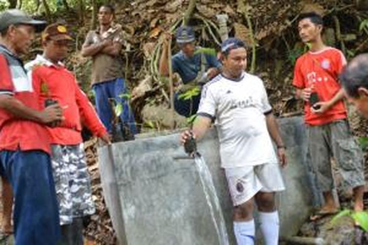 Ritual adat di mata air sebelum pohon ara ditanam di Waelengga, Kabupaten Ngada, Nusa Tenggara Timur.