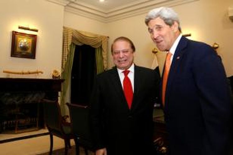 Menlu AS John Kerry disambut PM Pakistan Nawaz Sharif saat tiba di Islamabad, Senin (12/1/2015), dalam kunjungan resmi selama dua hari.