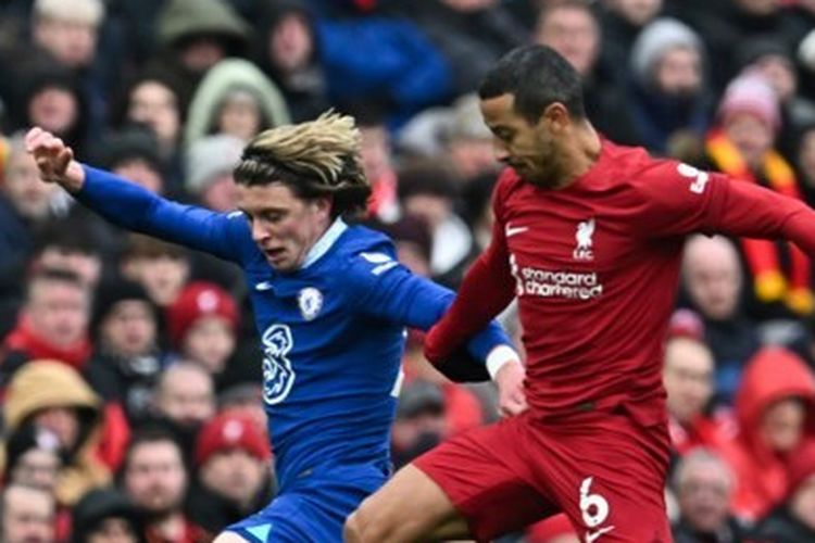 Conor Gallagher (Chelsea) tengah berebut bola dengan Thiago Alcantara (Liverpool) dalam lanjutan pekan ke-21 Liga Inggris 2022-2023. Laga Liverpool vs Chelsea digelar di Stadion Anfield pada Sabtu (21/1/2023) malam WIB. Chelsea dan Liverpool kini berjarak 18 poin dari sang pemuncak klasemen Liga Inggris, Arsenal. (Photo by Paul ELLIS/AFP).