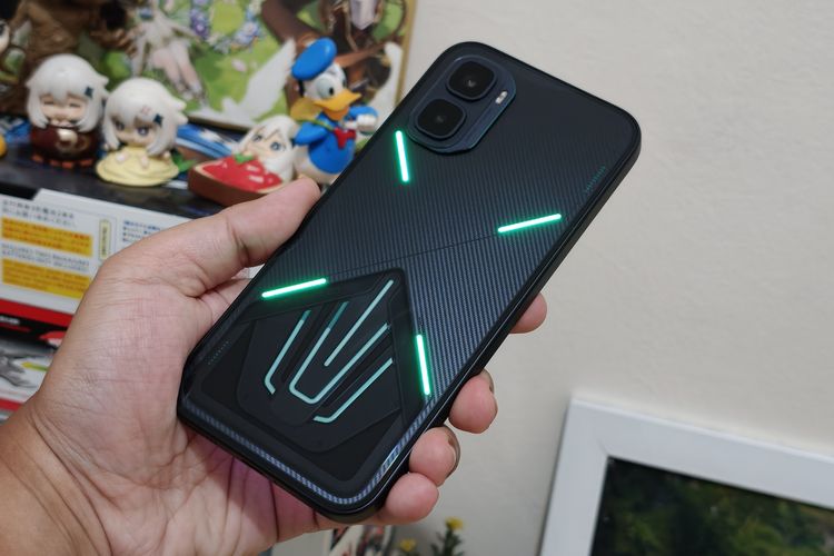Bagian belakang Infinix GT 50 Pro yang tampil dengan LED strip.