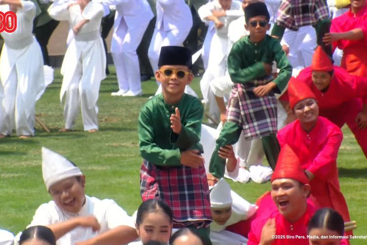 Tarian viral aura farming khas pacu jalur ikut memeriahkan acara Hari Ulang Tahun (HUT) Ke-80 RI di halaman Istana Merdeka, Jakarta, Minggu (17/8/2025).