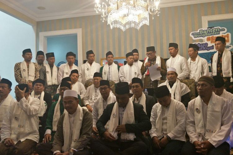 Calon wakil presiden nomor urut 01, Maruf Amin, bersama pengurus PCNU Kota Tangerang Selatan di kediamannya, Jalan Situbondo, Selasa (11/12/2018). 