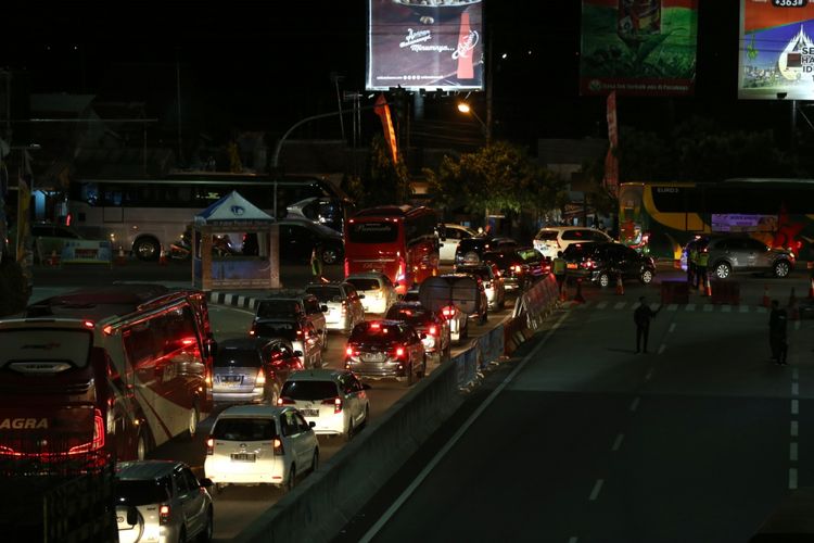 Peenumpukan keendaraan pemudik di Brexit, Brebes, Jawa Tengah, Rabu (13/6/2018). Penumpukan kendaraan terjadi akibat antrean panjang di beberapa pintu tol di ruas tol Pejagan-Pemalang.