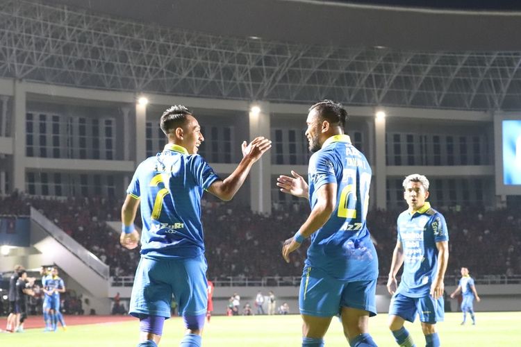 Pemain Persib Bandung, Beckham Putra Nugraha (kiri) dan Zulham Zamrun merayakan gol ke gawang Persis Solo di Stadion Manahan, Sabtu (15/2/2020).