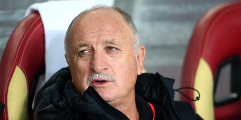 Luiz Felipe Scolari menduduki bangku cadangan Guangzhou Evergrande saat melawan Urawa Red Diamonds pada fase grup Liga Champions Asia di Guangzhou, 16 Maret 2016.