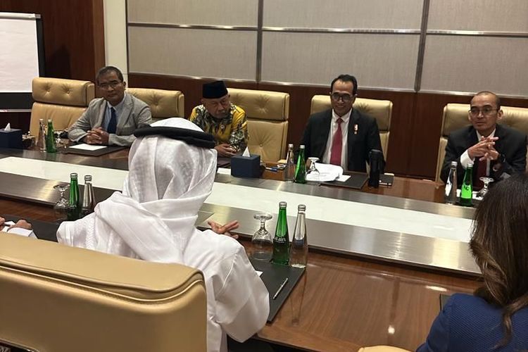 Menhub Budi Karya Sumadi saat bertemu dengan Menteri Energi dan Infrastruktur UEA Suhail Mohammed Al Mazroei dan Chief Executive Officer (CEO) Abu Dhabi Airports Sheikh Mohammed, di UEA, pada Sabtu (25/11/2023).