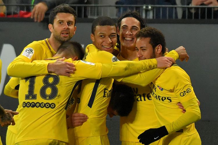 Thiago Motta, Kylian Mbappe, dan Neymar merayakan gol PSG ke gawang Rennes yang dicetak oleh Edinson Cavani pada pertandingan pekan ke-18 Ligue 1, Sabtu (16/12/2017).