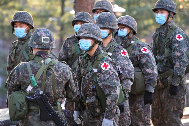 Pasukan medis Korea Selatan saat terlibat dalam Foal Eagle. Foal Eagle adalah latihan militer gabungan antara Korea Selatan dan Amerika Serikat, dan biasanya dilaksanakan pada Maret tiap tahun.