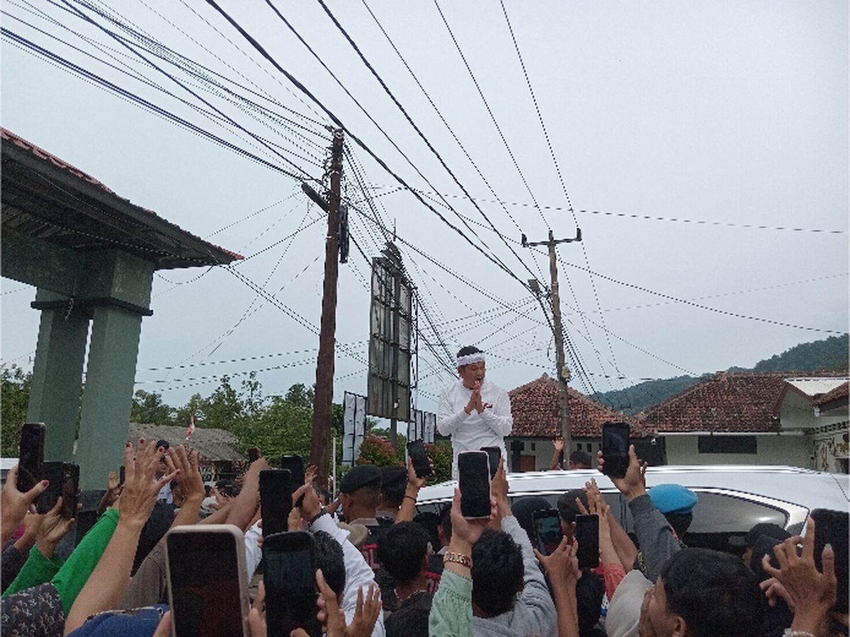 KDM Serahkan Bantuan kepada Korban Banjir di Kabupaten Ciamis