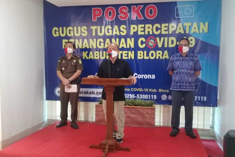 Kepala Dinas Kesehatan Kabupaten Blora, Lilik Hernanto saat jumpa pers di Blora, Minggu (19/4/2020).