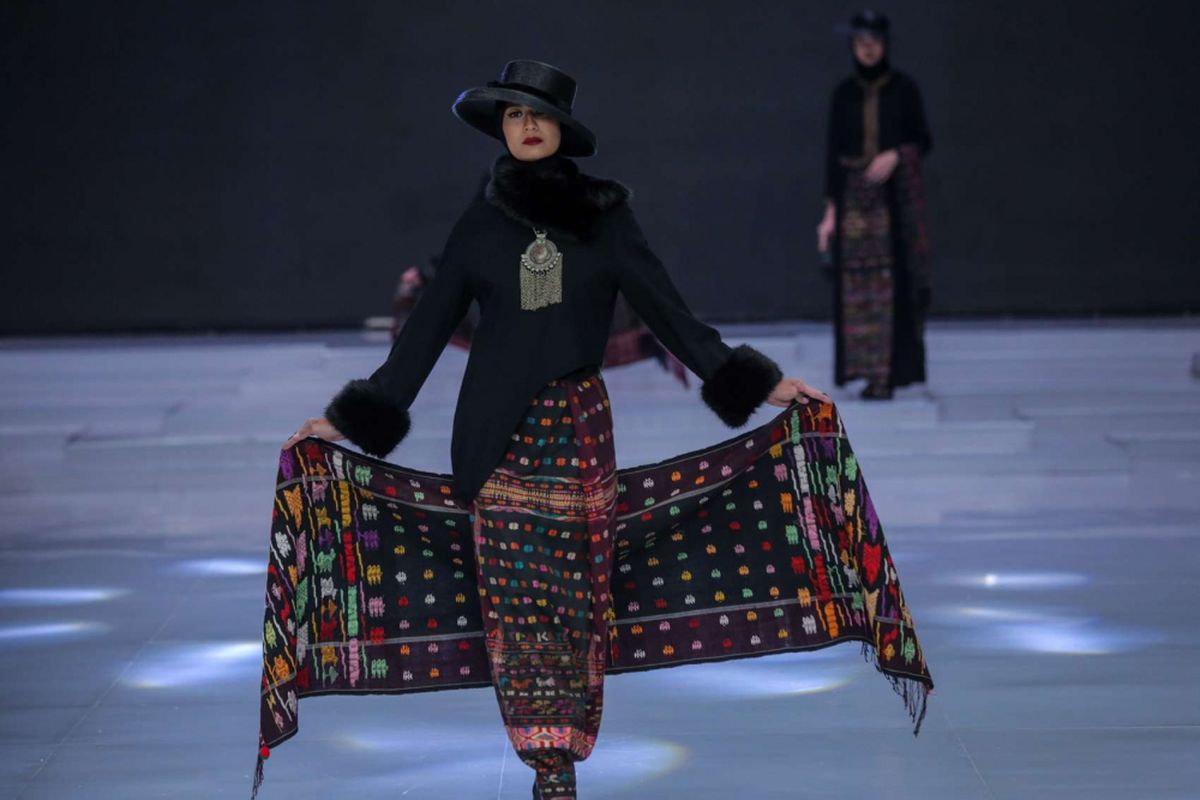 Model memeragakan busana rancangan Ida Rohayani saat Indonesia Fashion Week 2018 di JCC Senayan, Jakarta Pusat, Rabu (28/3/2018). Indonesia Fashion Week 2018 mengusung tema Cultural Identity dan fokus mengangkat fesyen dari tiga destinasi wisata terkenal di Indonesia, yaitu Danau Toba di tanah Batak, Borobudur di Jawa Tengah dan Labuan Bajo di Nusa Tenggara Timur.