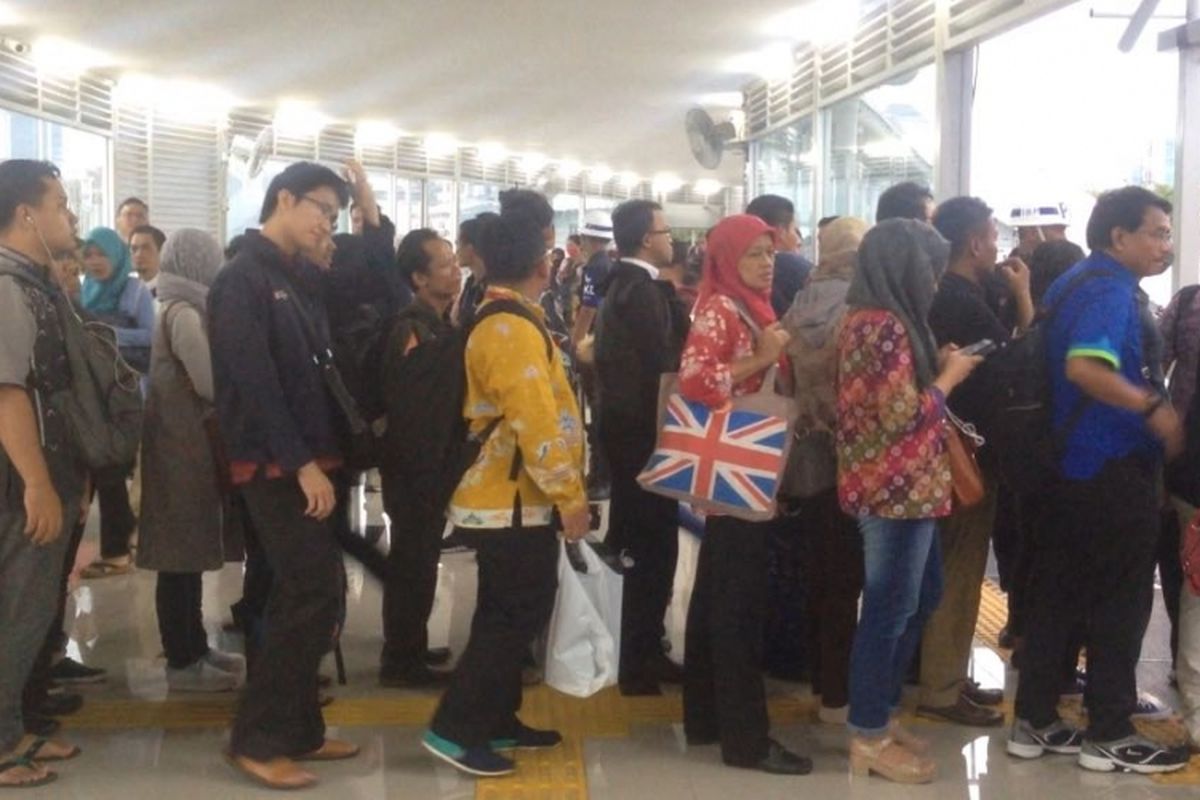 Penumpukan sejumlah penumpang saat mengantre untuk turun di eskalator Jembatan Penyebrangan Orang (JPO) Stasiun Tanah Abang, Jumat (10/3/17) petang.