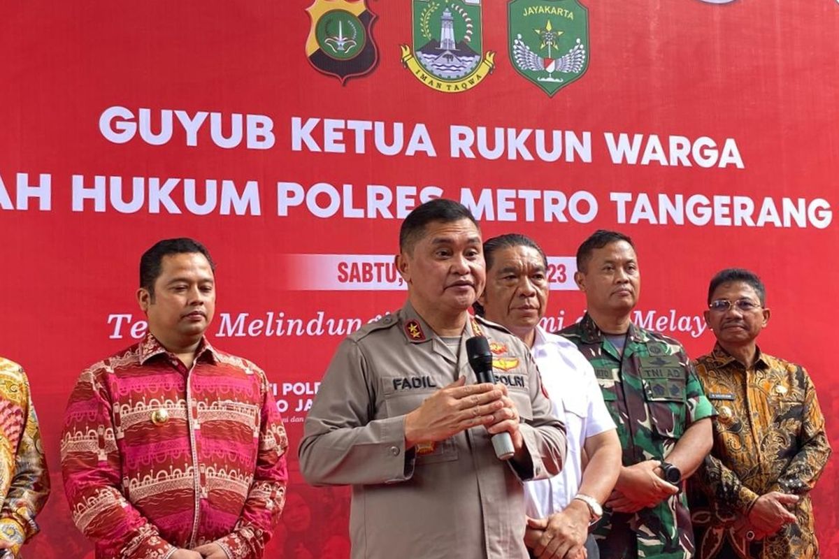 Kapolda Metro Jaya Irjen Pol Fadil Imran memberikan keterangan kepada awak media dalam agenda guyub RW se-Kota Tangerang yang digelar Sabtu (25/2/2023). 