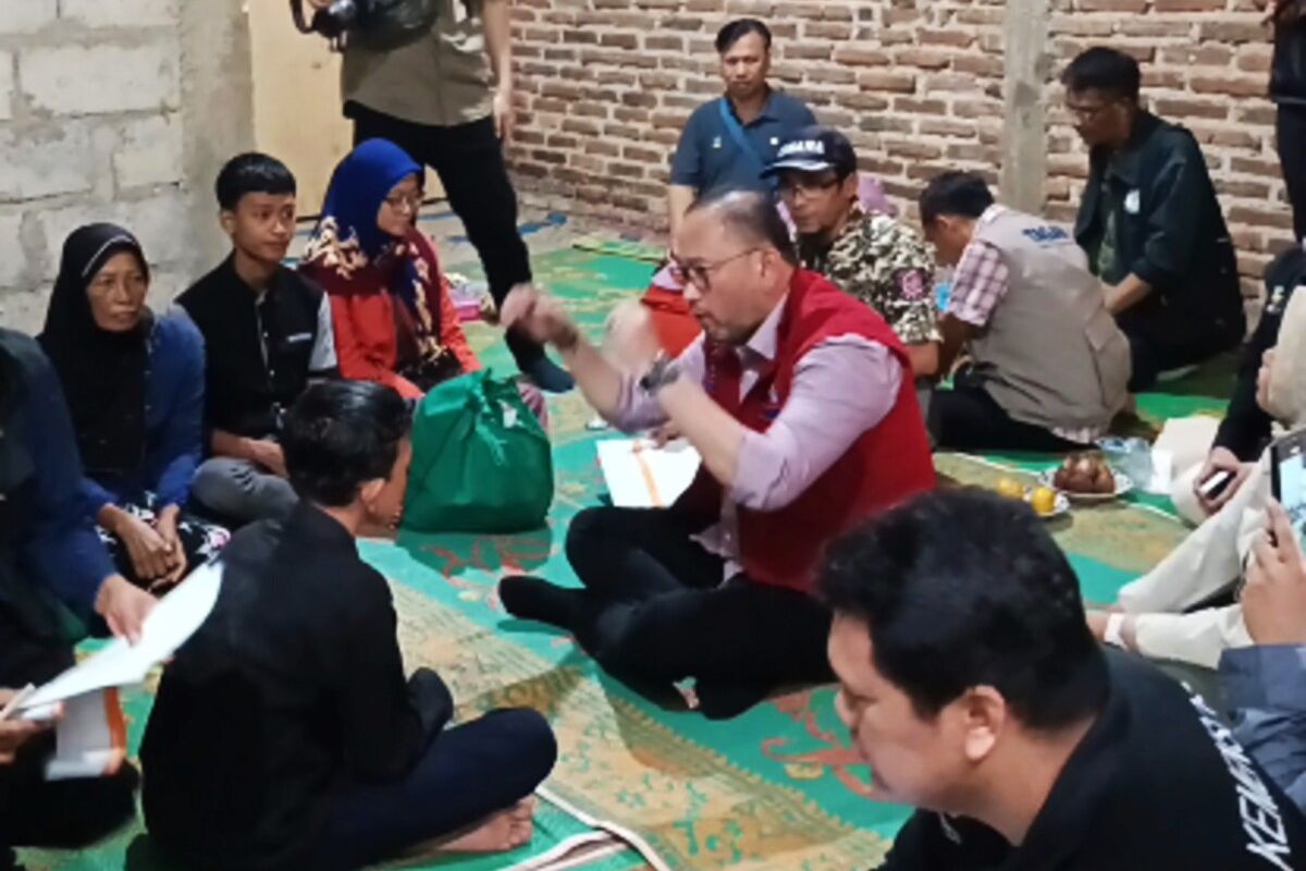 Kementrian Soaial Republik Indonesia memberikan santunan bagi 4 korban tewas bencana longsor warga Desa Pragak, Kecamatan Parang, Kabupaten Magetan dan 1 korban tewas warga Kabupaten Blitar yang terjadi di Jalan Kendedes, Ubung Kaja, Denpasar, Bali pada Senin (20/1). Selain bantuan permodalan usaha Kementrian Sosial jug amemberikan bantuan biay apendidikan bagi 5 anak usia sekolah karena kehilangan tulang punggung perekonomian.