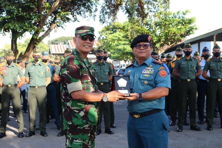 Kolonel Sus Yuto Nugroho menerima kenang-kenangan dari Kolonel Laut Pelaut Taman Sembiring di Muspusdirla Yogyakarta, Senin (20/6/2022).